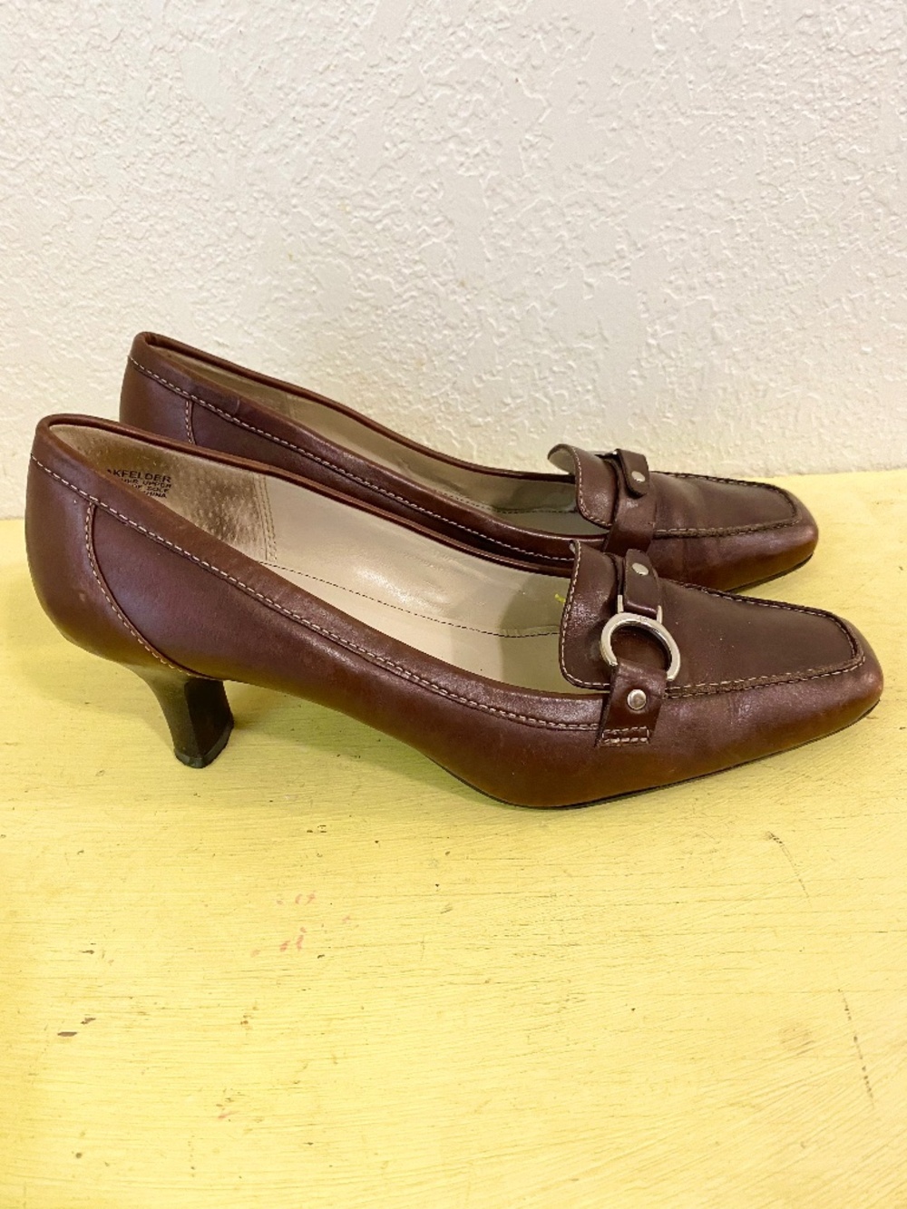 In good condition Nordstrom Size 7 1/2 N Women’s Black Kitten Heels . The item h